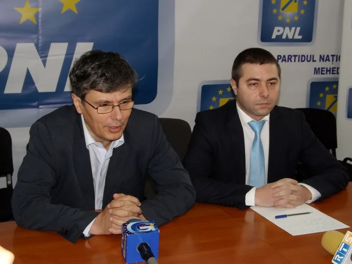 Virgil Popescu (foto stânga) şi Daniel Cîrjan în cadrul unei conferinţe de presă FOTO Corina Macavei
