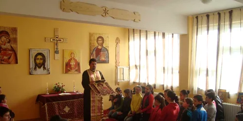 Protopopul Ciprian Taloş se roagă alături de elevii Grupului Şcolar Huedin.