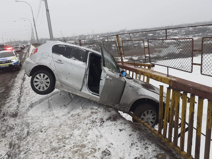 Mașina a rămas suspendată FOTO: ISU Galați