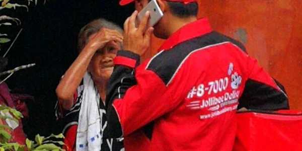 Gestul simplu făcut de un curier pentru o bătrânică de 92 de ani a cucerit întreaga lume