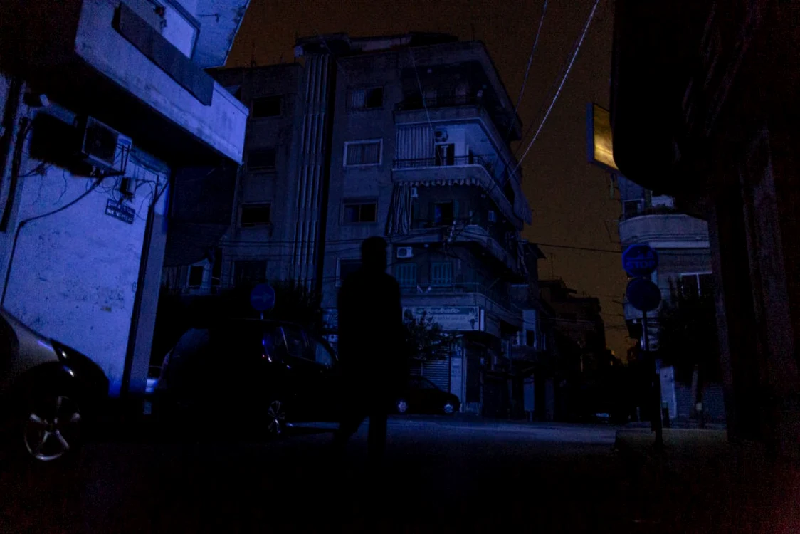 Electricitatea publică este tăiată în mod obişnuit pentru cel puţin 20 de ore pe zi în Liban din cauza lipsei de combustibil legată de colapsul economic al ţării.