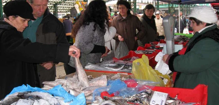 Lumea s-a înghesuit la tarabele cu peşte proaspăt