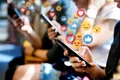 Retele sociale - facebook - telefoane FOTO Shutterstock 