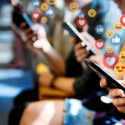 Retele sociale - facebook - telefoane FOTO Shutterstock 