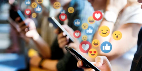 Retele sociale - facebook - telefoane FOTO Shutterstock 