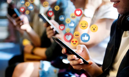 Retele sociale - facebook - telefoane FOTO Shutterstock 