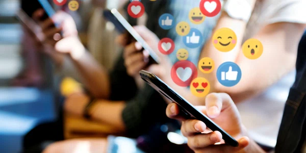 Retele sociale - facebook - telefoane FOTO Shutterstock 