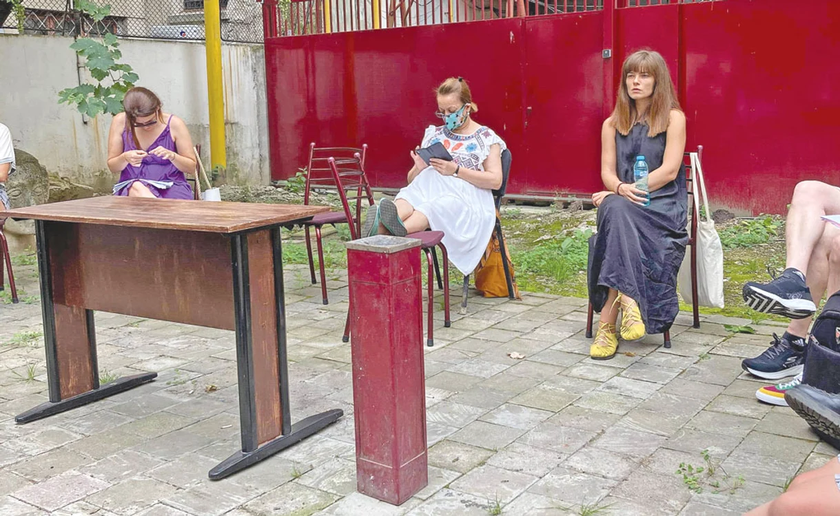 Adriana, la repetiții, alături de colegele din piesa ”Gaițele”