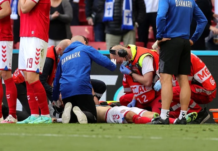 Eriksen a fost salvat de medicii care au folosit inclusiv defibrilatorulFOTO: EPA