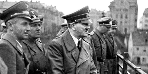 Adolf Hitler în orașul iugoslav Maribor (în prezent în Slovenia), în mai 1941 (© Bundesarchiv, Bild 121-0723 / CC-BY-SA 3.0)