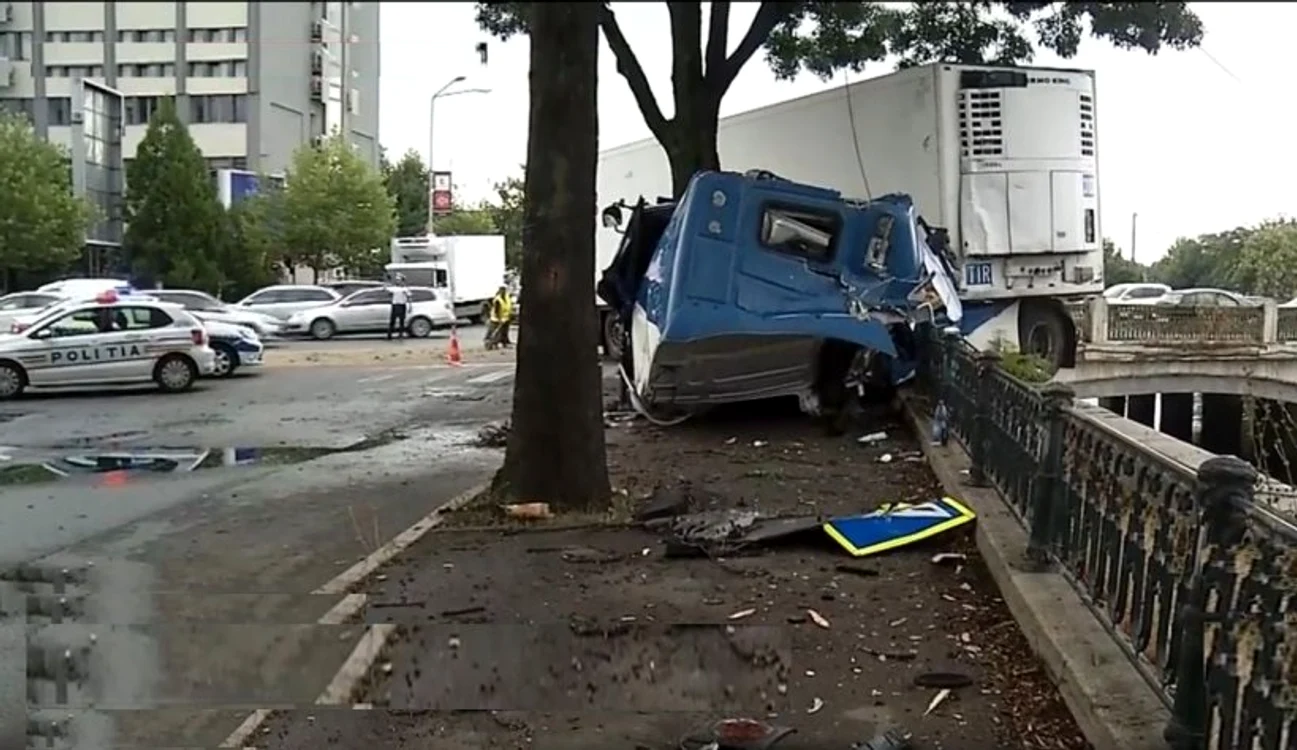 
    Cabina camionului s-a desprinsfoto: Antena 3.ro  