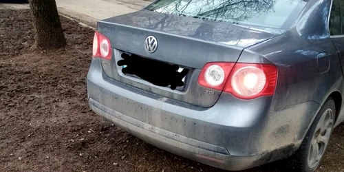 masina parcata pe spatiul verde Foto Facebook ciprian ciucu