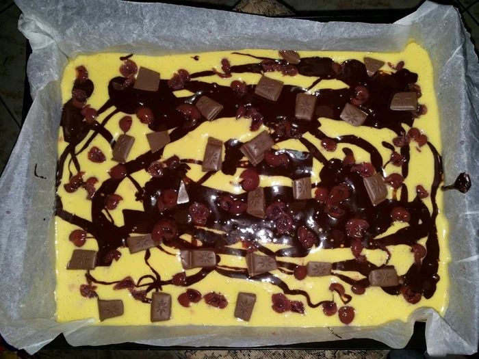 
    Prăji cu vișine și ciocolată  