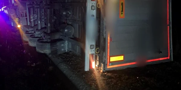 TIR condus de un turc răsturnat pe Valea Oltului -DN7-E81 - la Câineni în Vâlcea Foto Adevărul