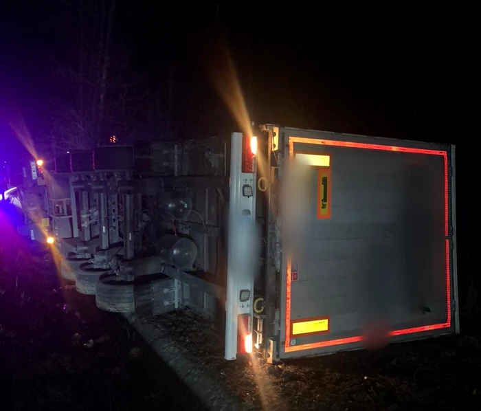 Camion condus de un turc răsturnat pe Valea Oltului -DN7-E81 - la Câineni în Vâlcea Foto Adevărul