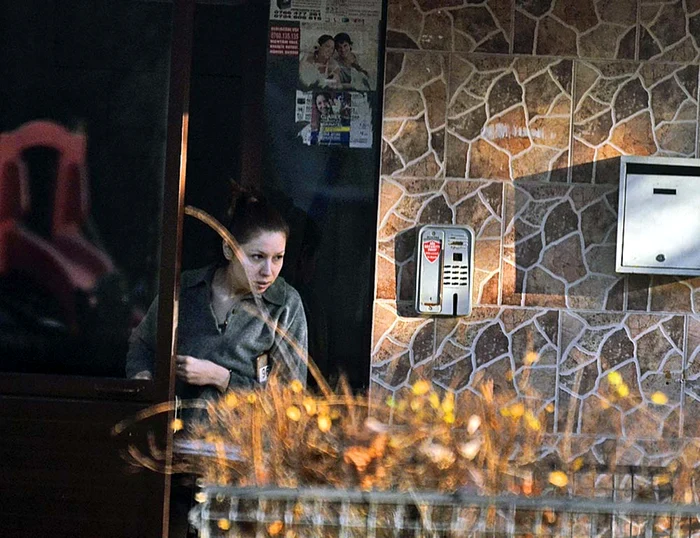 Cristina Bălan a ieşit afară preţ de câteva secunde pentru a-şi plimba căţelulFoto: Mihai Caliu