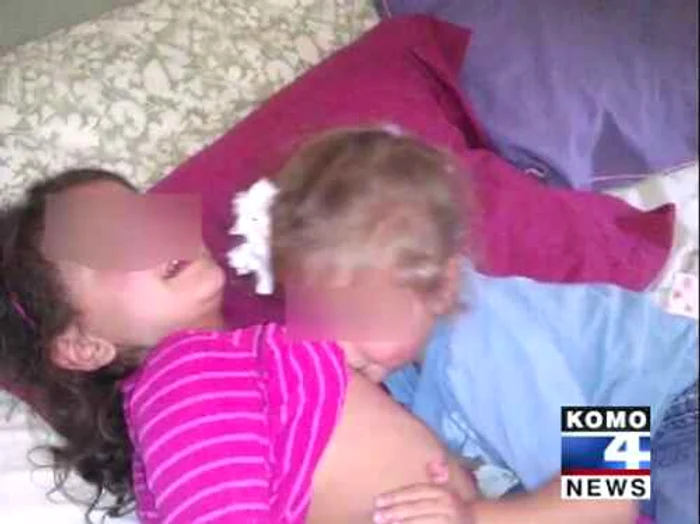 Fotografia cu cele două fetiţe a fost scoasă de pe Facebook.