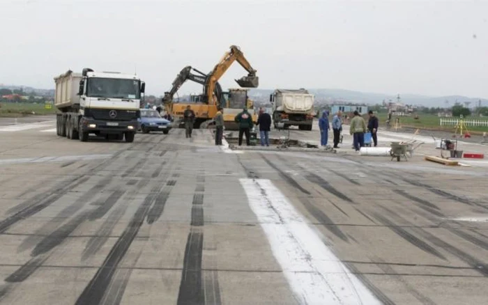 Constructori pe o pistă de aeroport