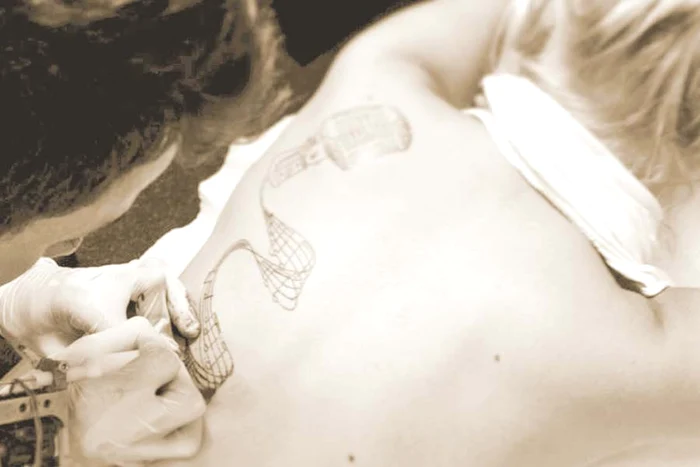 Solista poartă acum  pe spate un uriaş  microfon vechi (FOTOGRAFII: ARHIVA PERSONALĂ)