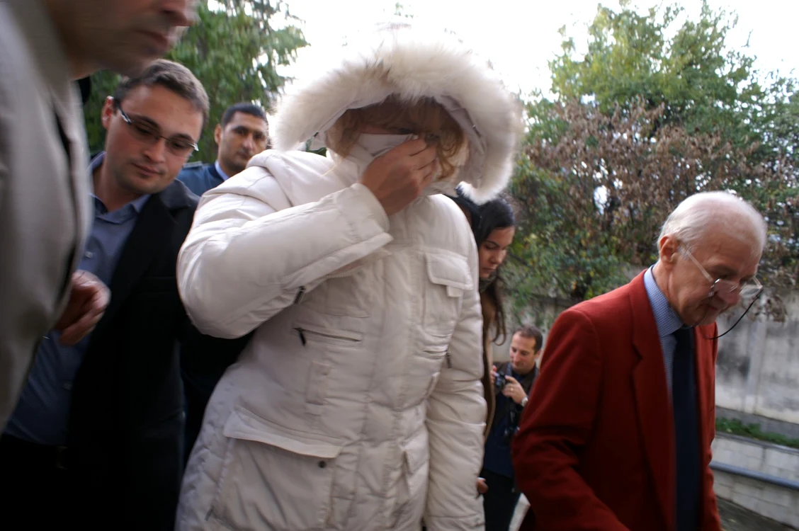 Ana Guţă a încercat să-i lovească pe ziarişti