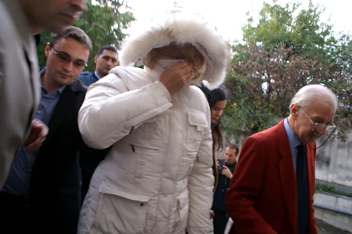 Ana Guţă a încercat să-i lovească pe ziarişti