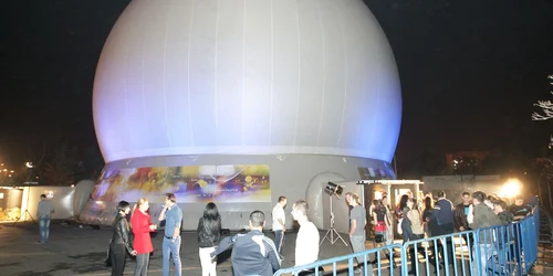 Petrecerea a avut loc în cea mai mare sferă de proiecţii din lume.