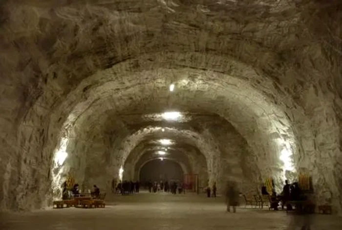 Minerii s-au baricadat în Salina Ocna Dej și refuză să iasăfoto: lataifas.ro