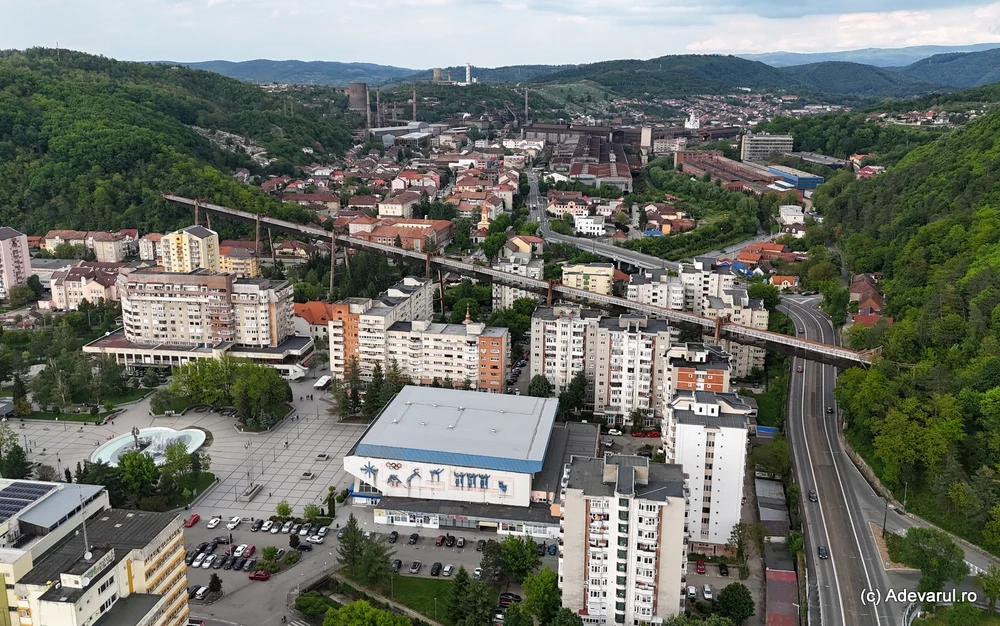 Prima pistă de biciclete aeriană din România: agățată la 30 de metri deasupra Reșiței, în locul funicularului