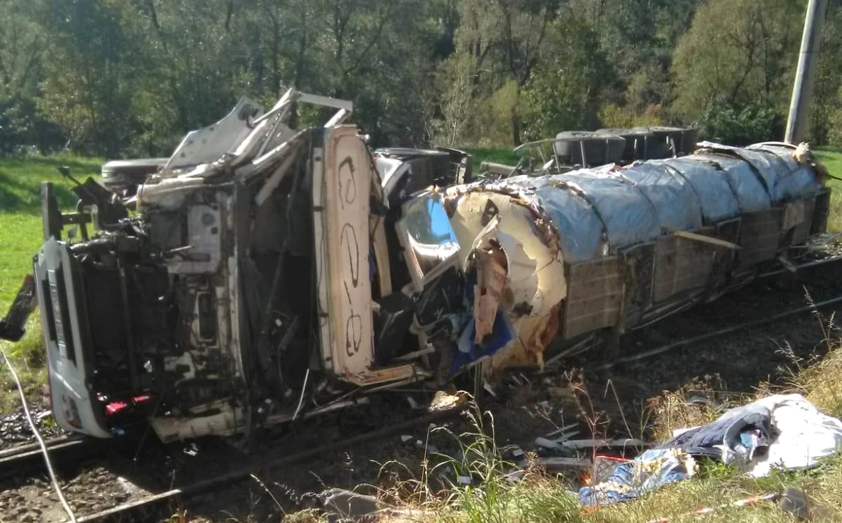 
    Șoferul a pierdut controlul volanului și s-a răsturnat peste calea feratăFotografii: CFR Infrastructură  