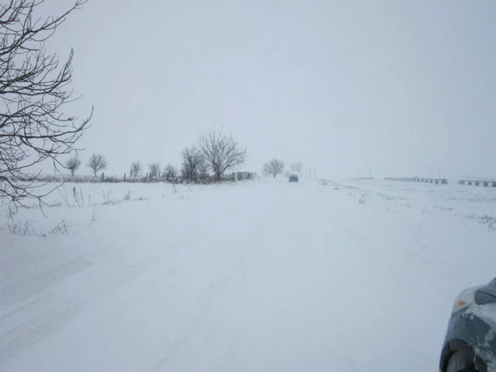 Drumurile au fost închise pentru a putea fi deszăpezite. Foto Adevărul