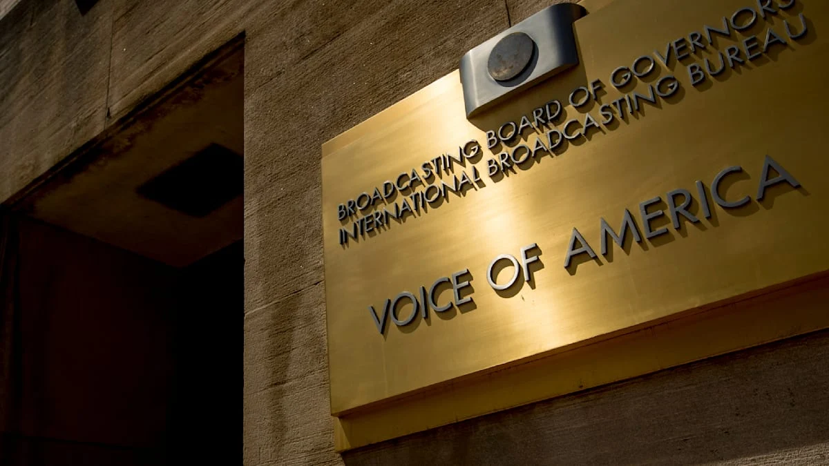 Un judecător federal a decis reluarea emisiunilor postului Vocea Americii