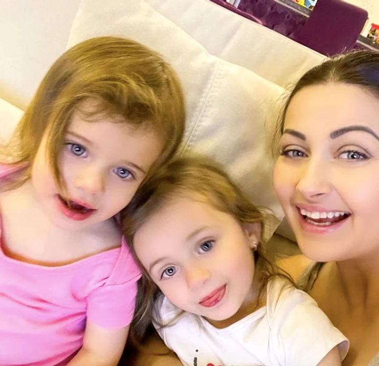 Gabriela Cristea şi fetiţele ei