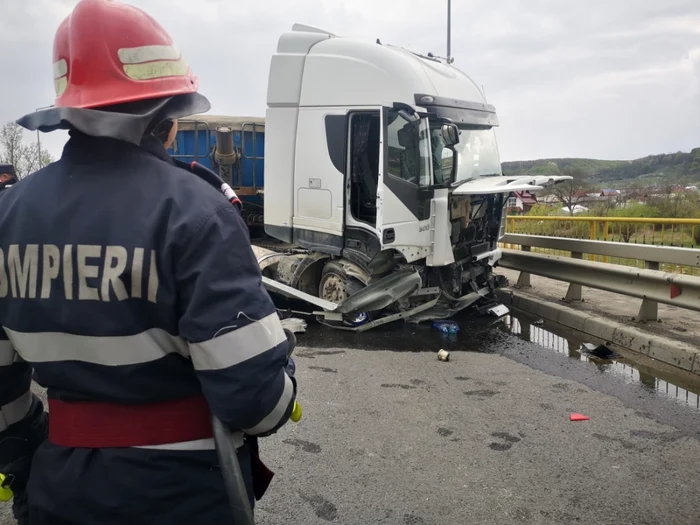 Un TIR şi o basculantă s-au ciovnit pe DN73 Piteşti- Câmpulung