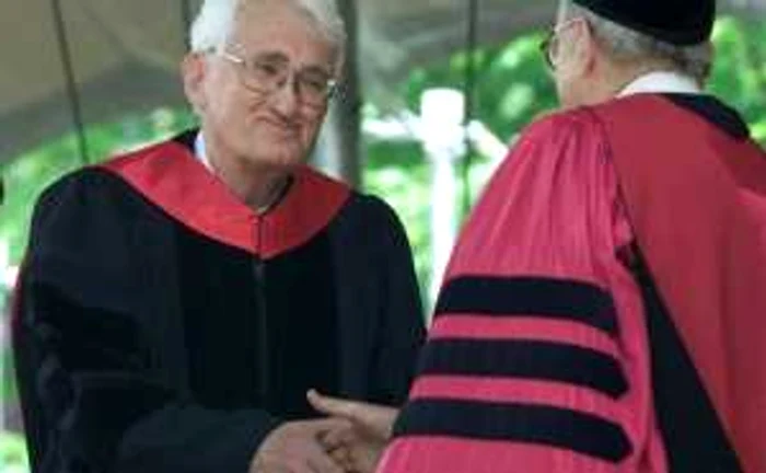 Filosoful german Jurgen Habermas în timpul ceremoniei de decernare a unui doctorat onorific de către Universitatea Harvard.