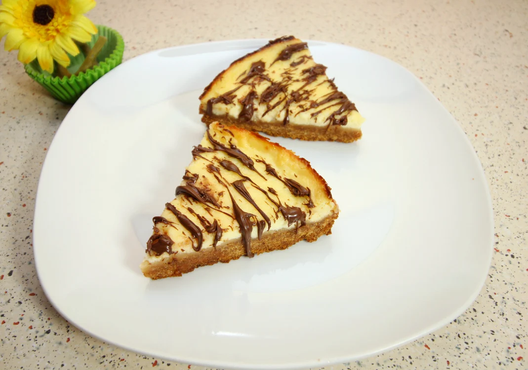 
    Cheesecake simplu cu topping de ciocolată  