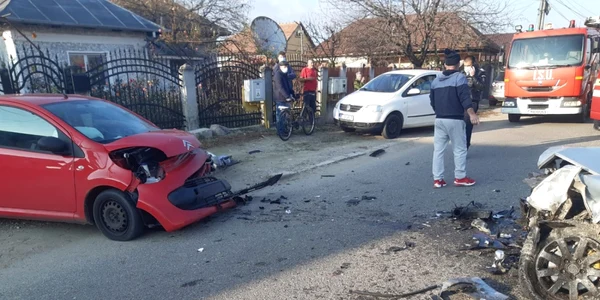 Accident pe o stradă din Drăgăşani Vâlcea - trei persoane printre care un bebeluş de cinci luni au suferit leziuni Foto Adevărul