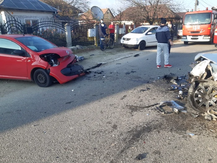 Accident pe o stradă din Drăgăşani Vâlcea - trei persoane printre care un bebeluş de cinci luni au suferit leziuni Foto Adevărul