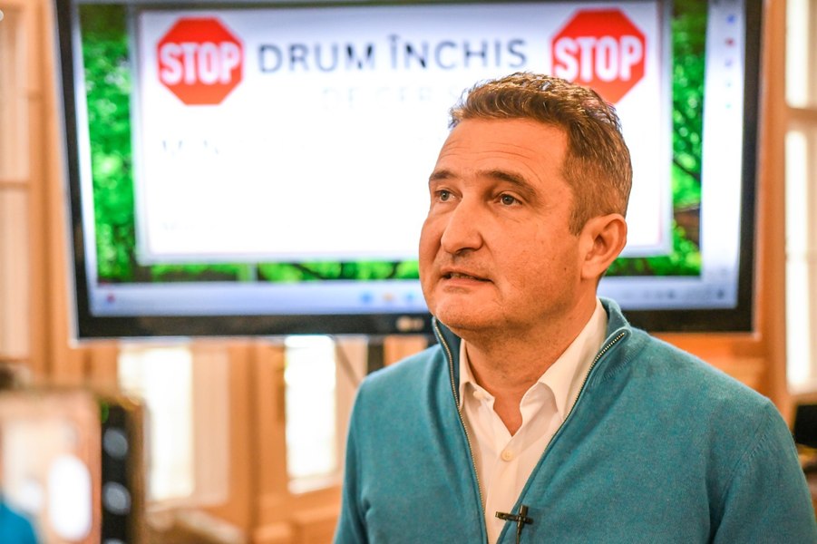 Un primar amenință cu panouri ale „rușinii”. Bariera de cale ferată care dă bătăi de cap unei întregi comunități