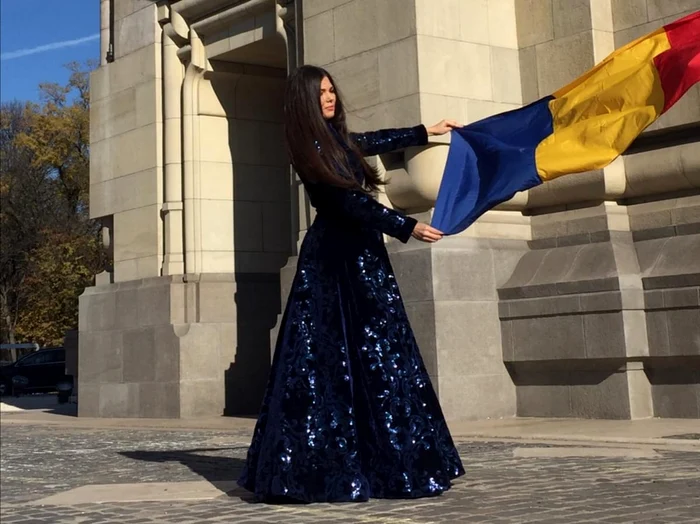 Elena Gheorghe și copiii ei, ședință foto în costume populare