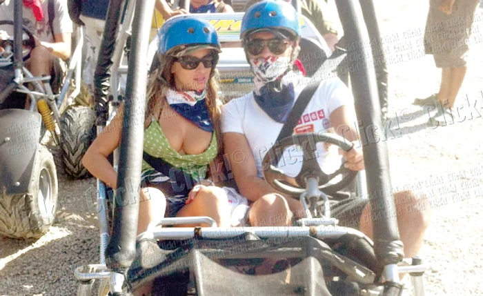 Sânzi şi Cătălin stau pe plajă câteva ore zilnic. Bruneta vrea bronz natural