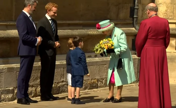 Regina a primit flori la ieșirea din biserică, cu ocazia zilei sale de naștere. Suverana a împlinit 93 de ani