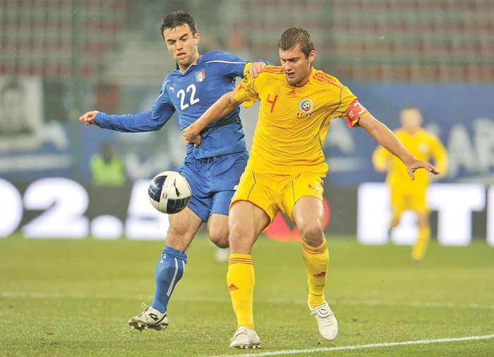 
    În 2010, Gabi Tamaş era căpitanul naţionalei României în meciul amical cu Italia. Azi, el nu intră nici măcar din postura de rezervă la Cardiff City, din liga secundă din AngliaFoto: AP  