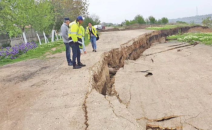 Surparea malului stâng al Canalului Dunăre - Marea Neagră îi sperie pe localniciFoto: Primăria Cumpăna