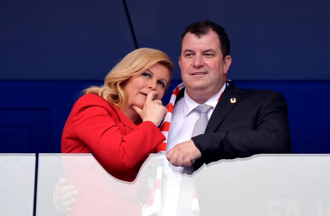 Preşedinta croată Kolinda Grabar-Kitarovici şi soţul ei Jakov Kitarovici privesc din tribună finala Campionatului Mondial de Fotbal 2018, disputată la Moscova între Franţa şi Croaţia FOTO EPA-EFE