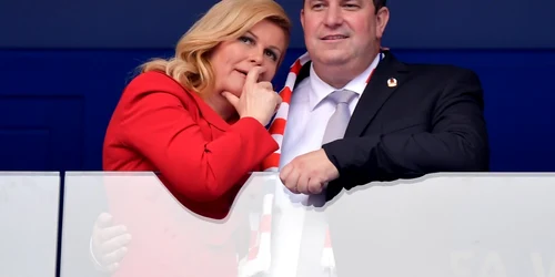 Preşedintele croat Kolinda Grabar-Kitarovic şi soţul ei Jakov Kitarovic privesc din tribună finala dintre Franţa şi Croaţia la Moscova Rusia FOTOEPA-EFE  