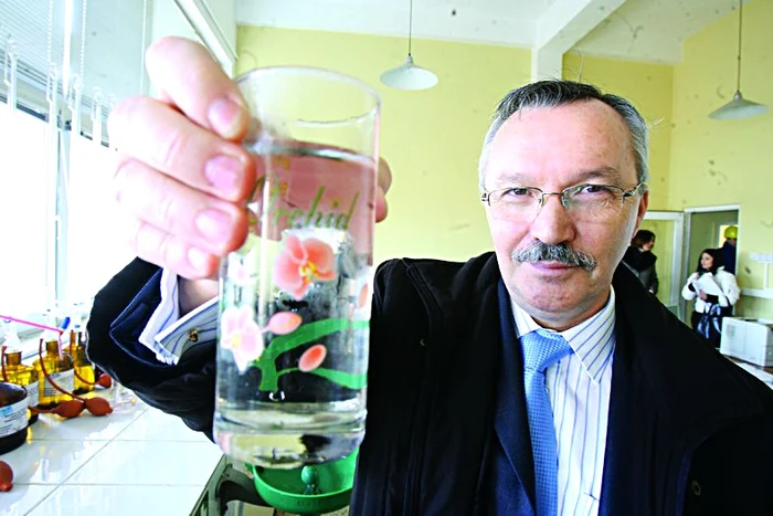 Apa intră în reţea pură        din punct de vedere microbiologic