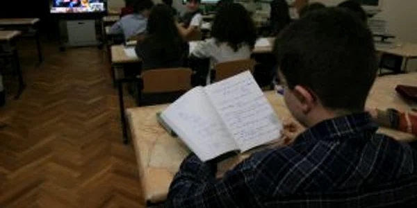 Elevii erau nerăbdători să înceapă lecția virtuală de fizică 