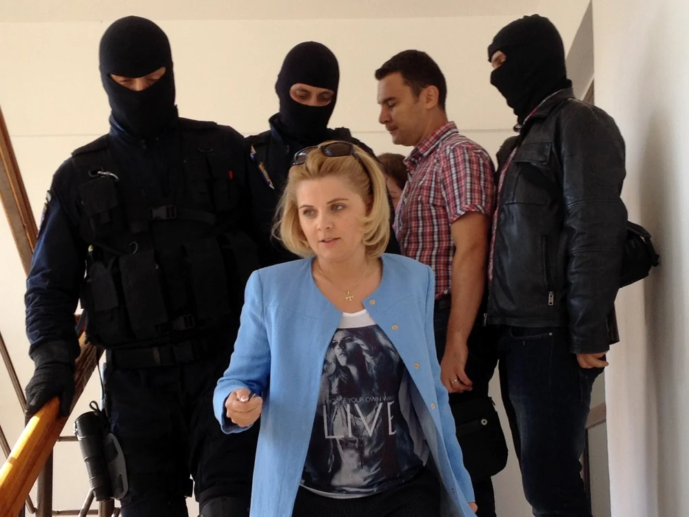 Delia Moldoveanu, directorul adjunct al APIA Suceva, condusă de mascaţi la audieri FOTO Dinu Zară