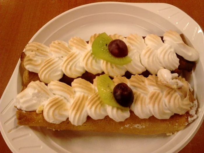 
    Clătite cu brânză dulce de vaci şi frişcă  