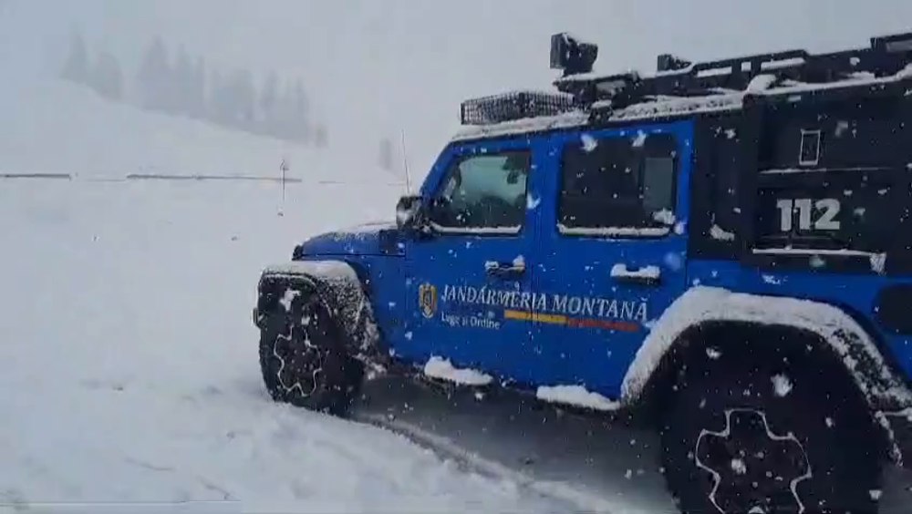 Iarna grea s-a întors în Munții Bucegi. Jandarmii le recomandă turiștilor să țină cont de starea vremii înainte de a pleca la drum VIDEO